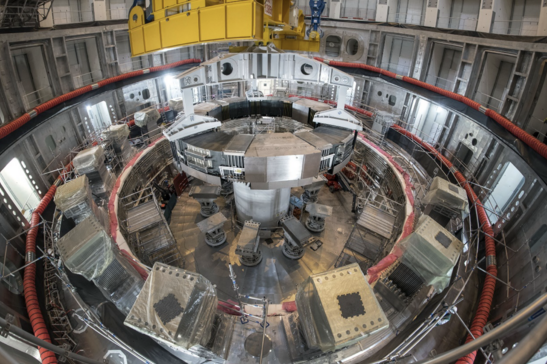 Installazione del primo magnete superconduttore del reattore sperimentale Iter (fonte: ITER)