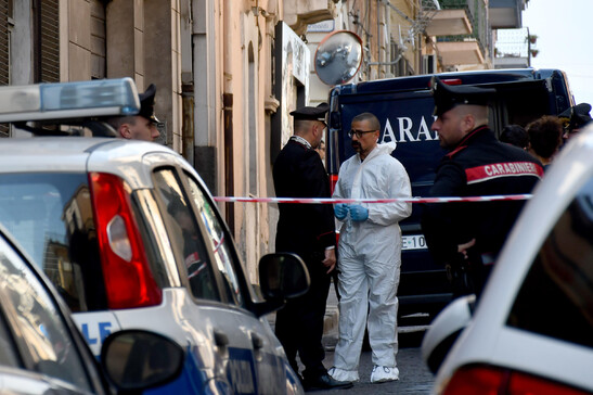 Bambina lanciata dal balcone dalla madre, morta
