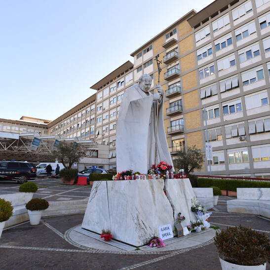 Papa Francesco ricoverato al Policlinico Gemelli