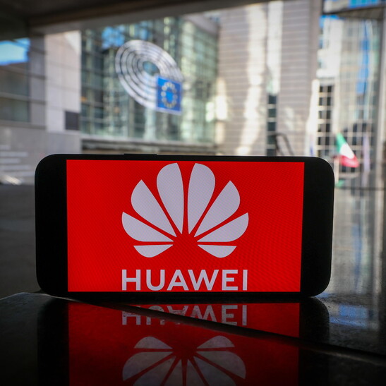 Oltre 40 eurodeputati chiedono di vietare i telefoni Huawei all'Eurocamera