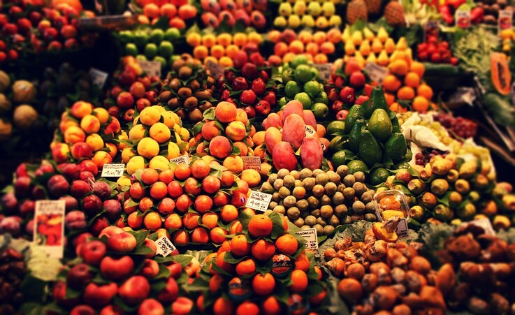 Un banco di frutta al mercato (fonte: Pixabay) © Ansa