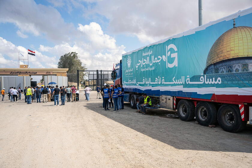 Egyptian NGO volunteers protest at Rafah crossing demanding aid delivery © ANSA/EPA