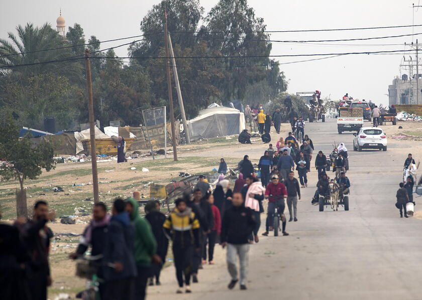 Displaced Palestinians make their way to Rafah after Isralei warnings of increased military operations © ANSA/EPA