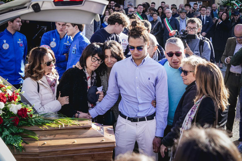 Una folla accoglie Matilde Lorenzi per il funerale