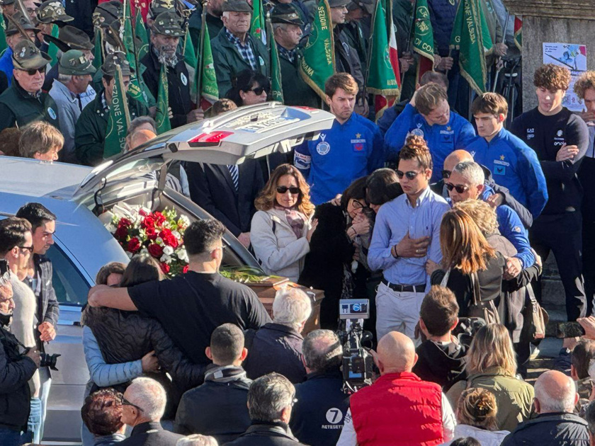 Una folla accoglie Matilde Lorenzi per il funerale