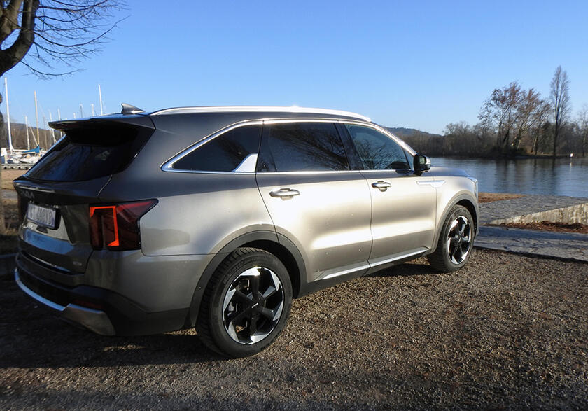 Kia Sorento Full Hybrid sette posti