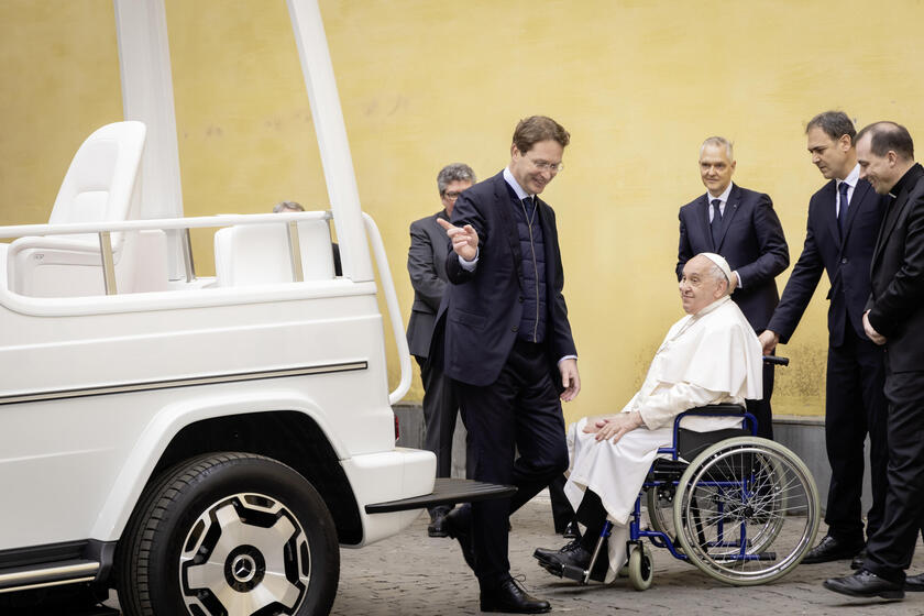 E’ Mercedes la prima 'papamobile' elettrica