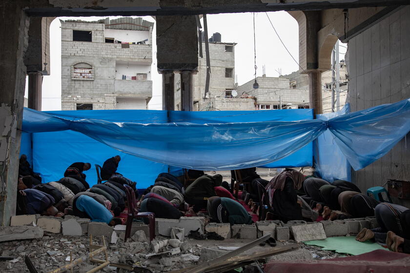 Palestinians perform Friday prayers in the ruins of Al-Huda Mosque © ANSA/EPA