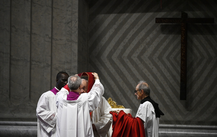 Il Papa, c'è bisogno di una Chiesa e società dalle porte aperte