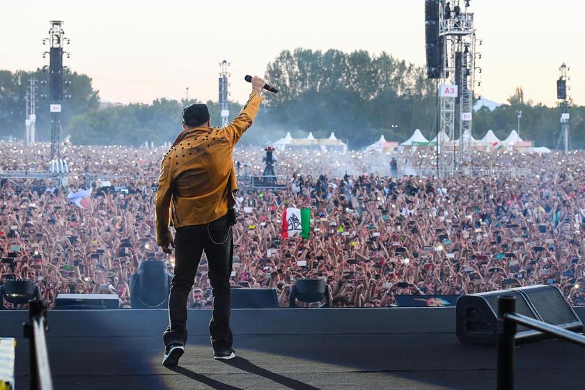 Vasco Rossi durante il concerto al Parco Ferrari di Modena il 1 luglio 2017