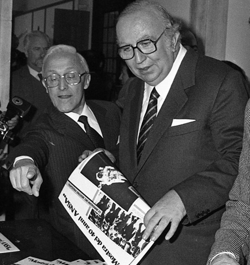 Giovanni Spadolini fa visita alla Mostra organizzata per i 40 anni dell'ANSA, il 9 novembre 1985