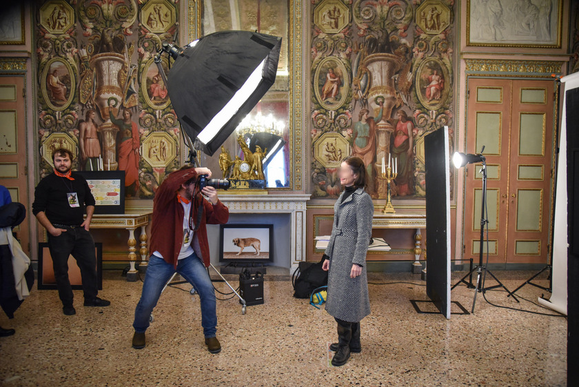 Milano omaggia Oliviero Toscani a Palazzo Reale con le sue foto