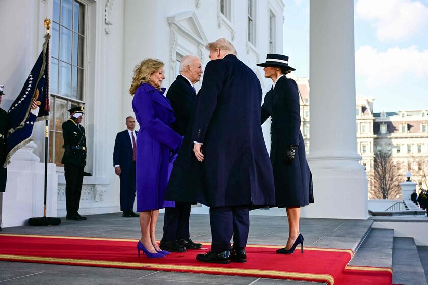 I Biden e i Trump sorridenti si stringono la mano a Casa Bianca