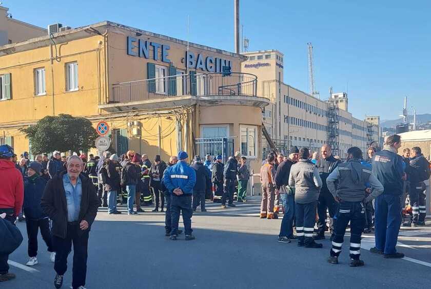 Morto in porto Genova, sindacati indicono sciopero immediato