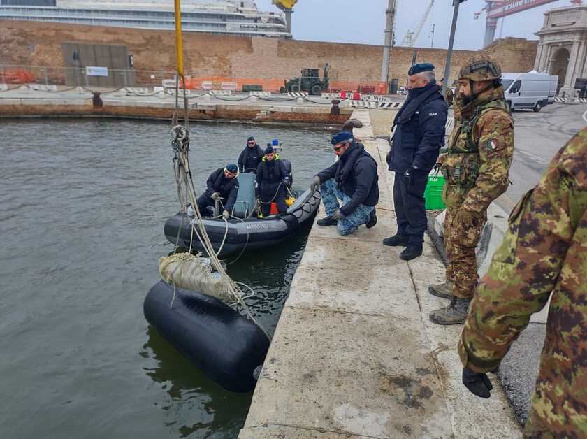 Terminato il disinnesco dell'ordigno bellico al porto di Ancona