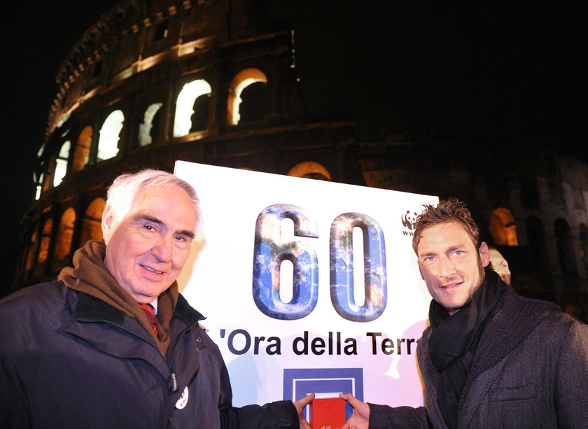 CLIMA: EARTH HOUR; TOTTI A ROMA 'SPEGNE' IL COLOSSEO