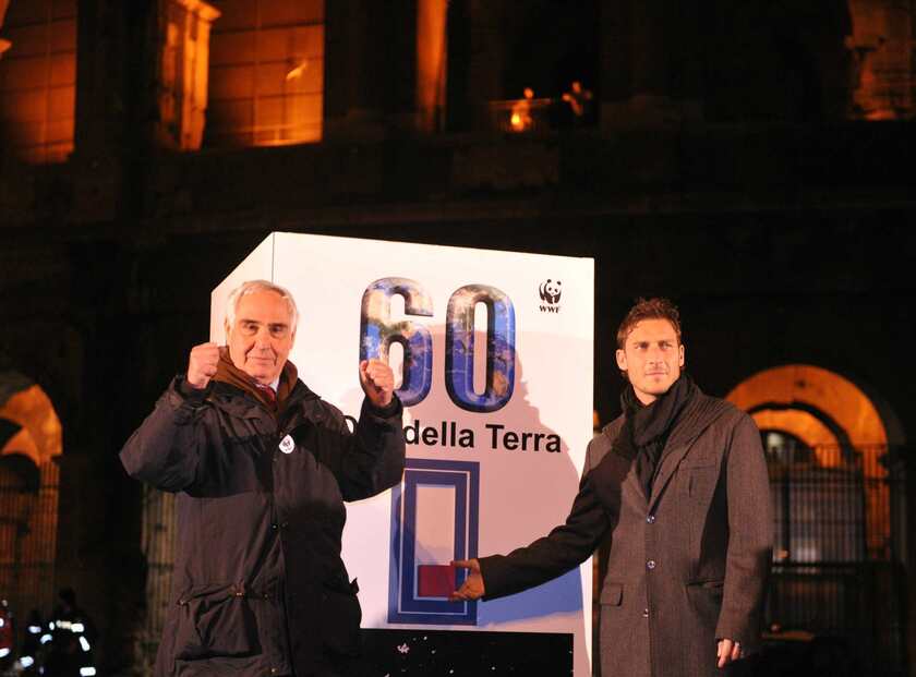 CLIMA: EARTH HOUR; TOTTI A ROMA 'SPEGNE' IL COLOSSEO