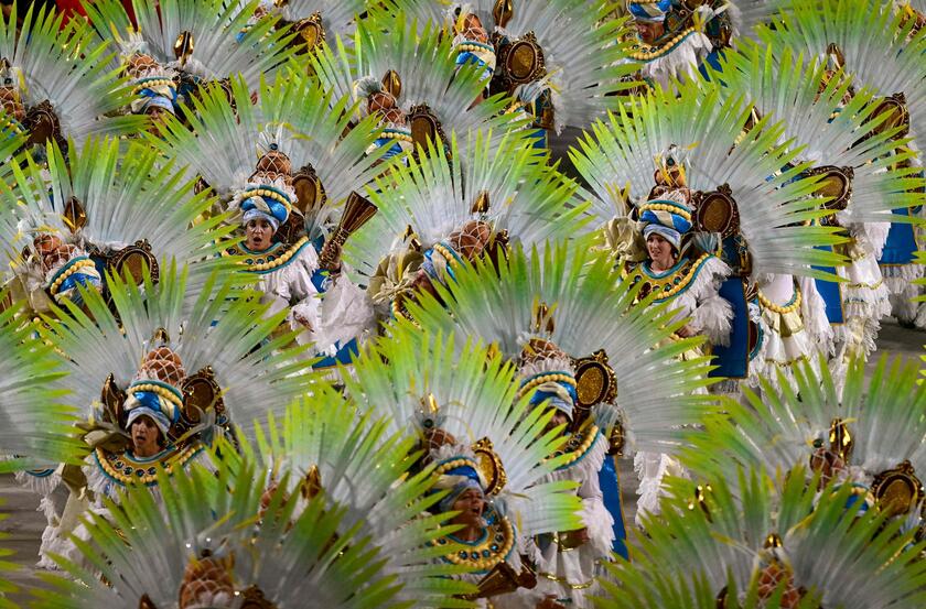 Carnevale, a Rio de Janeiro sfilano le scuole di samba