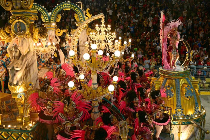 Carnevale, a Rio de Janeiro sfilano le scuole di samba