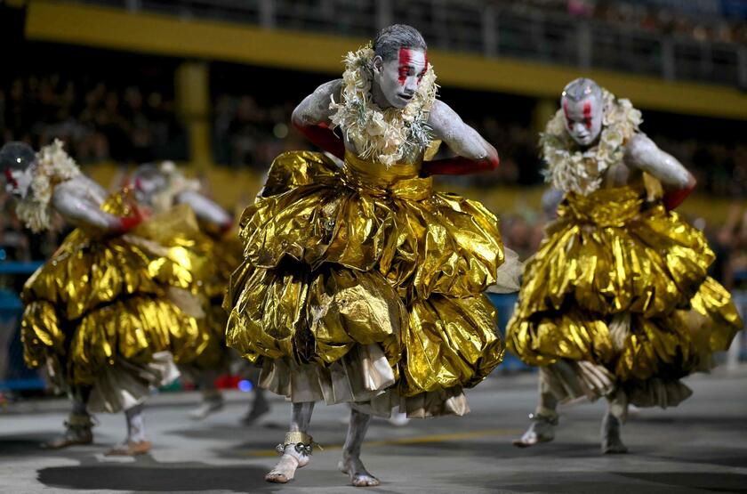 Carnevale, a Rio de Janeiro sfilano le scuole di samba