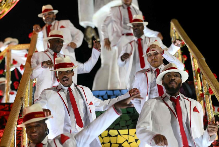 Carnevale, a Rio de Janeiro sfilano le scuole di samba