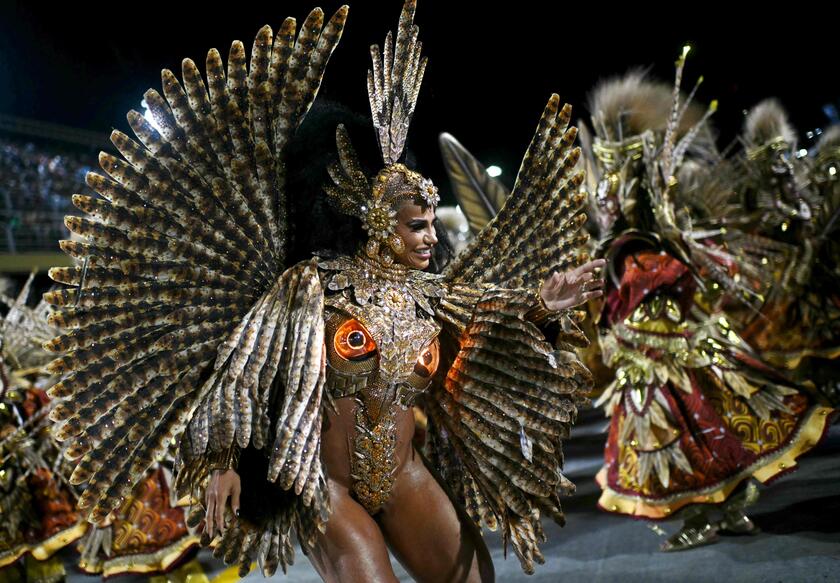 Carnevale, a Rio de Janeiro sfilano le scuole di samba