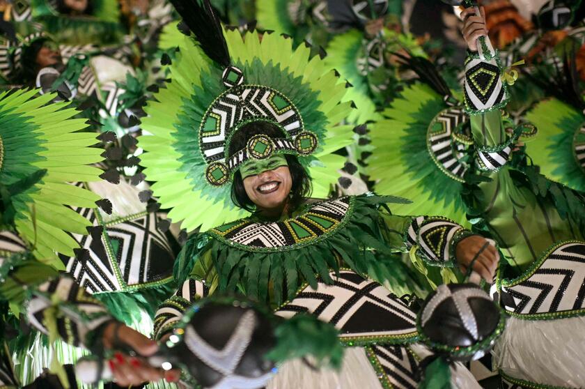 Carnevale, a Rio de Janeiro sfilano le scuole di samba