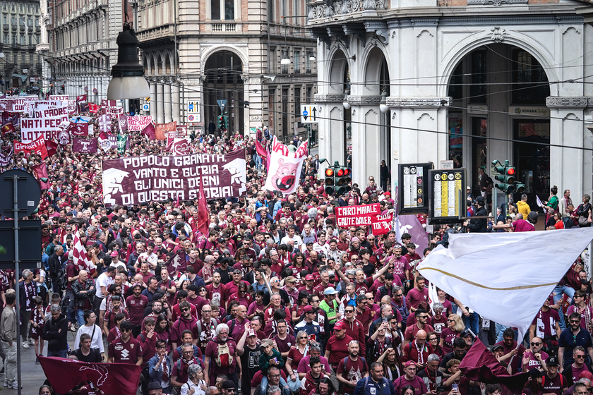 A Torino oltre 20mila in corteo nel 76/o anniversario della tragedia di Superga