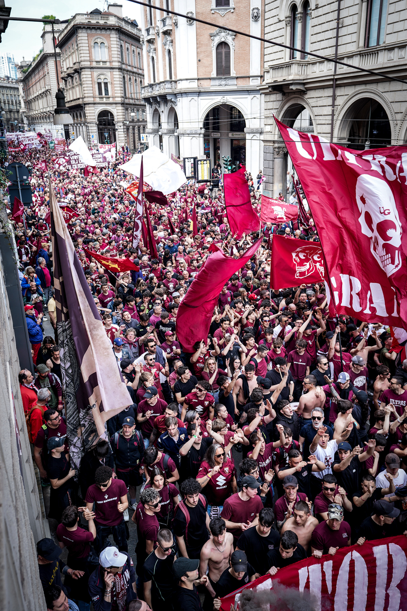 A Torino oltre 20mila in corteo nel 76/o anniversario della tragedia di Superga