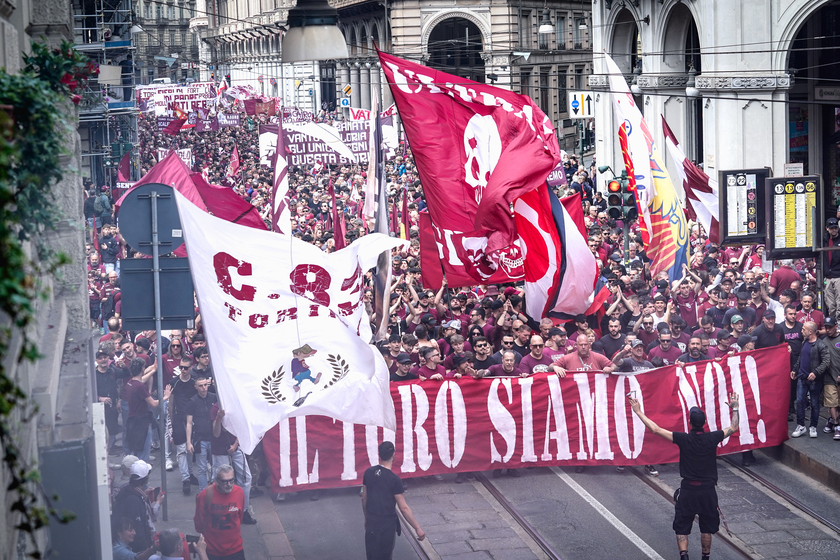 A Torino oltre 20mila in corteo nel 76/o anniversario della tragedia di Superga