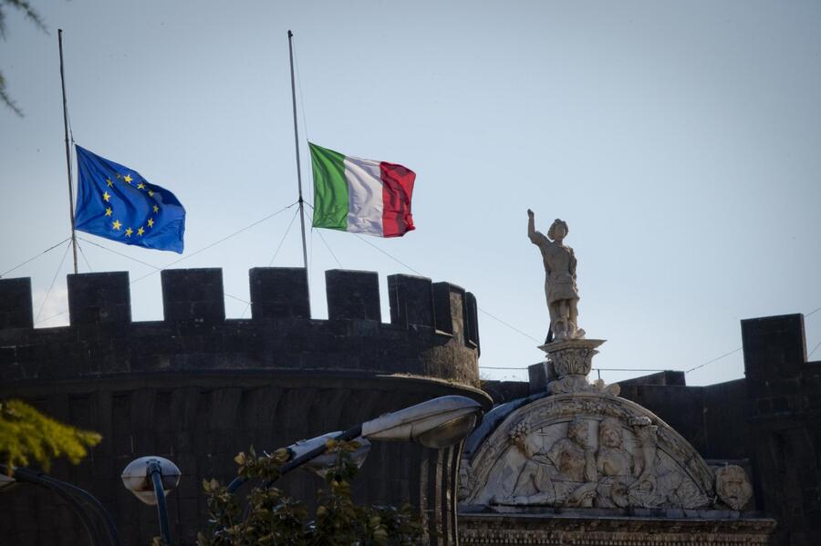 Pino Daniele: custode Maschio Angioino ammaina bandiere © Ansa