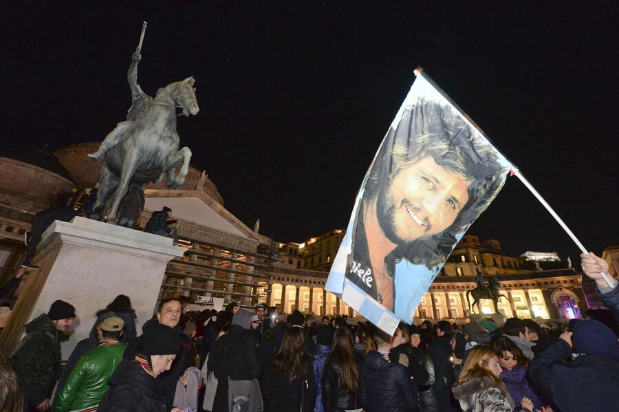 Flash mob organized to commemorate songwriter Pino Daniele in Naples © 