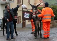 Rifiuti,differenziata con asini in borgo