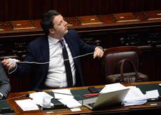 Renzi tra pc, fogliettini ed evidenziatori 