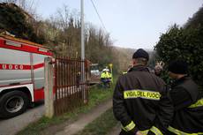 Fiamme in casa, nonno salva nipotina