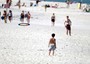 Giovani giocano a Frisbee in spiaggia nel Massachusetts