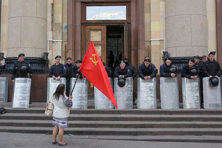 Una supporter del partito comunista © ANSA/EPA