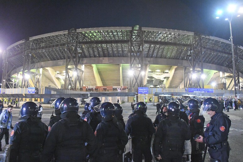 Polizia all 'esterno dello stadio Maradona - RIPRODUZIONE RISERVATA