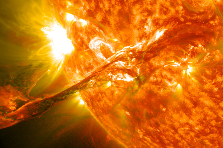 Una potente eruzione solare (fonte: NASA/GSFC/SDO da Flickr CC BY 2.0) - RIPRODUZIONE RISERVATA