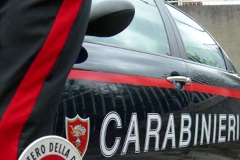 Un 'auto dei carabinieri in una foto di archivio - RIPRODUZIONE RISERVATA