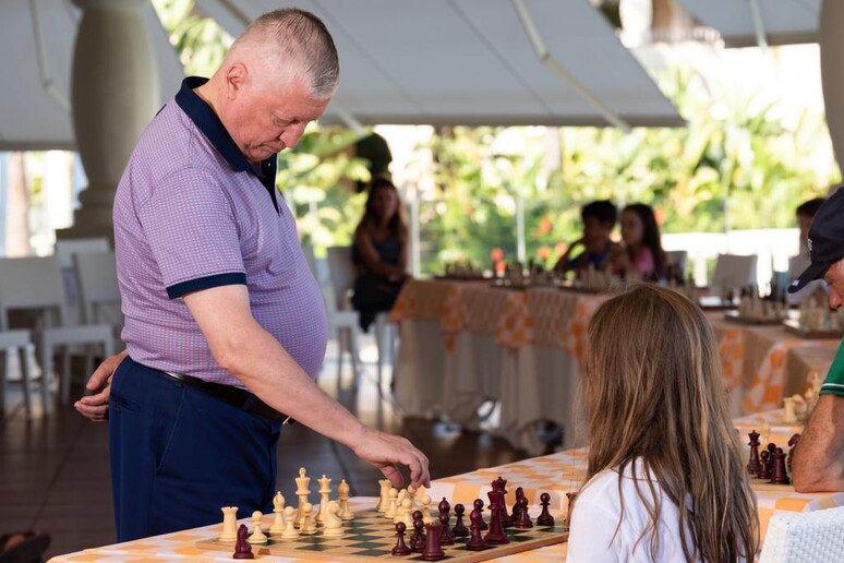 La leggenda degli scacchi Karpov al Forte Village - RIPRODUZIONE RISERVATA