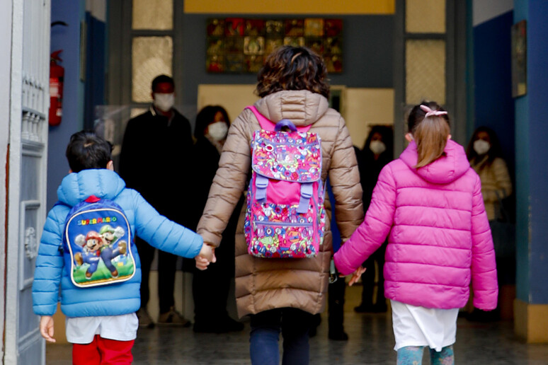 Bambini all 'ingresso di una scuola elementare. Immagine d 'archivio - RIPRODUZIONE RISERVATA