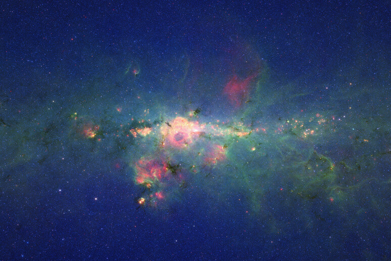 Il centro della Via Lattea visto dal telescopio spaziale Spitzer della Nasa (fonte: Robert Sullivan da Flickr PDM 1.0) - RIPRODUZIONE RISERVATA