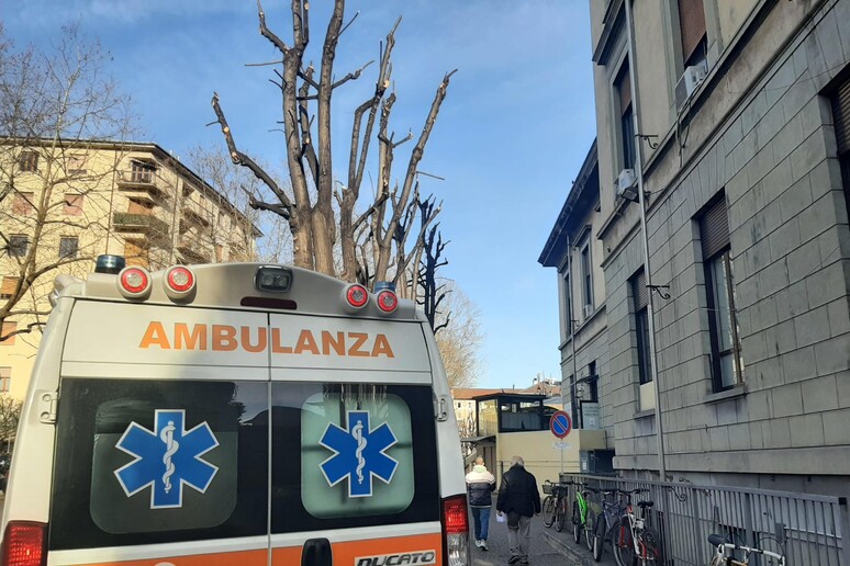 Ambulanza (foto di archivio) - RIPRODUZIONE RISERVATA