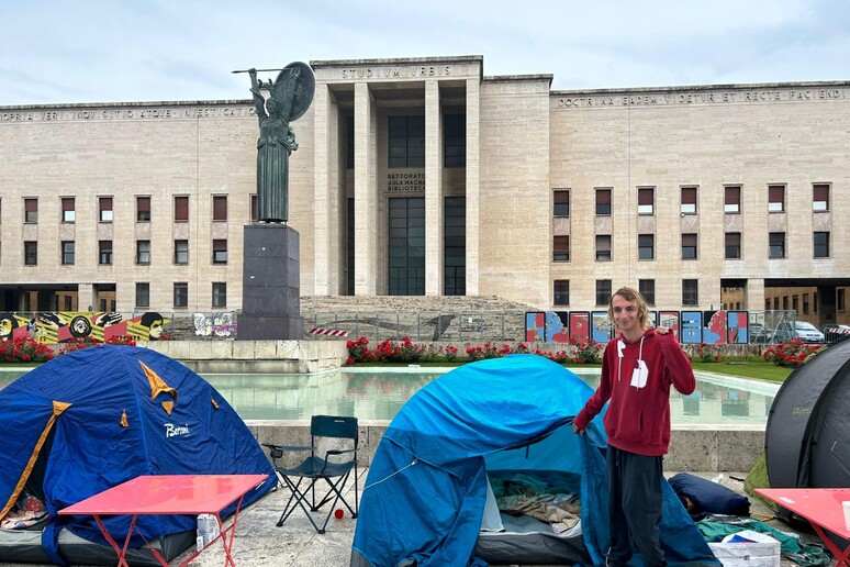 La protesta degli studenti alla Sapienza contro il caro affitti - RIPRODUZIONE RISERVATA