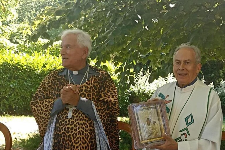 Sacerdote celebra con casula leopardata, web si scatena - RIPRODUZIONE RISERVATA