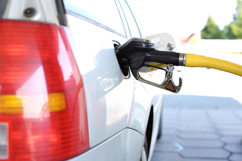 Gli e-fuel sono carburanti ottenuti a partire da acqua e CO2 (fonte: Pixabay) - RIPRODUZIONE RISERVATA