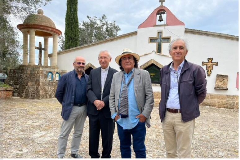 Da sinistra il professor Loreto Gesualdo, l 'arcivescovo di Taranto monsignor Filippo Santoro, Al Bano Carrisi, e il presidente dell 'associazione L 'Isola che non c 'è, Franco Giuliano - RIPRODUZIONE RISERVATA