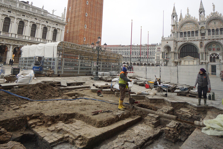 Piazza San Marco, lavori portano alla luce base torre medievale - RIPRODUZIONE RISERVATA