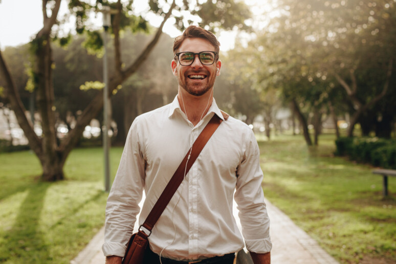 Camminare accende un sorriso. Attestazione: jacoblund -iStock - RIPRODUZIONE RISERVATA